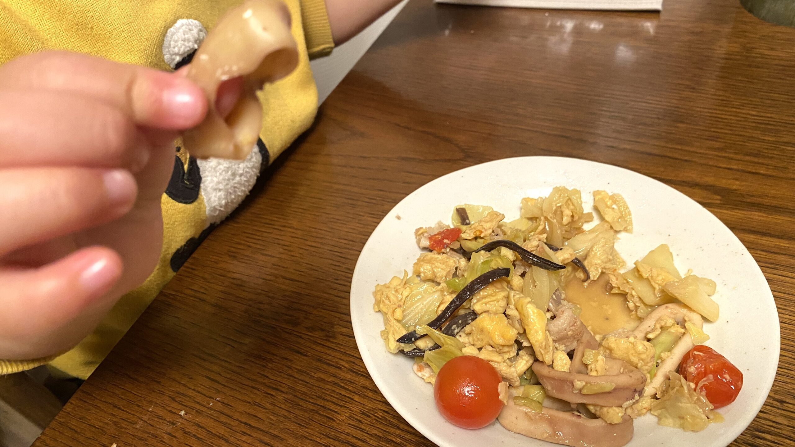 イカに興味を持つ子ども